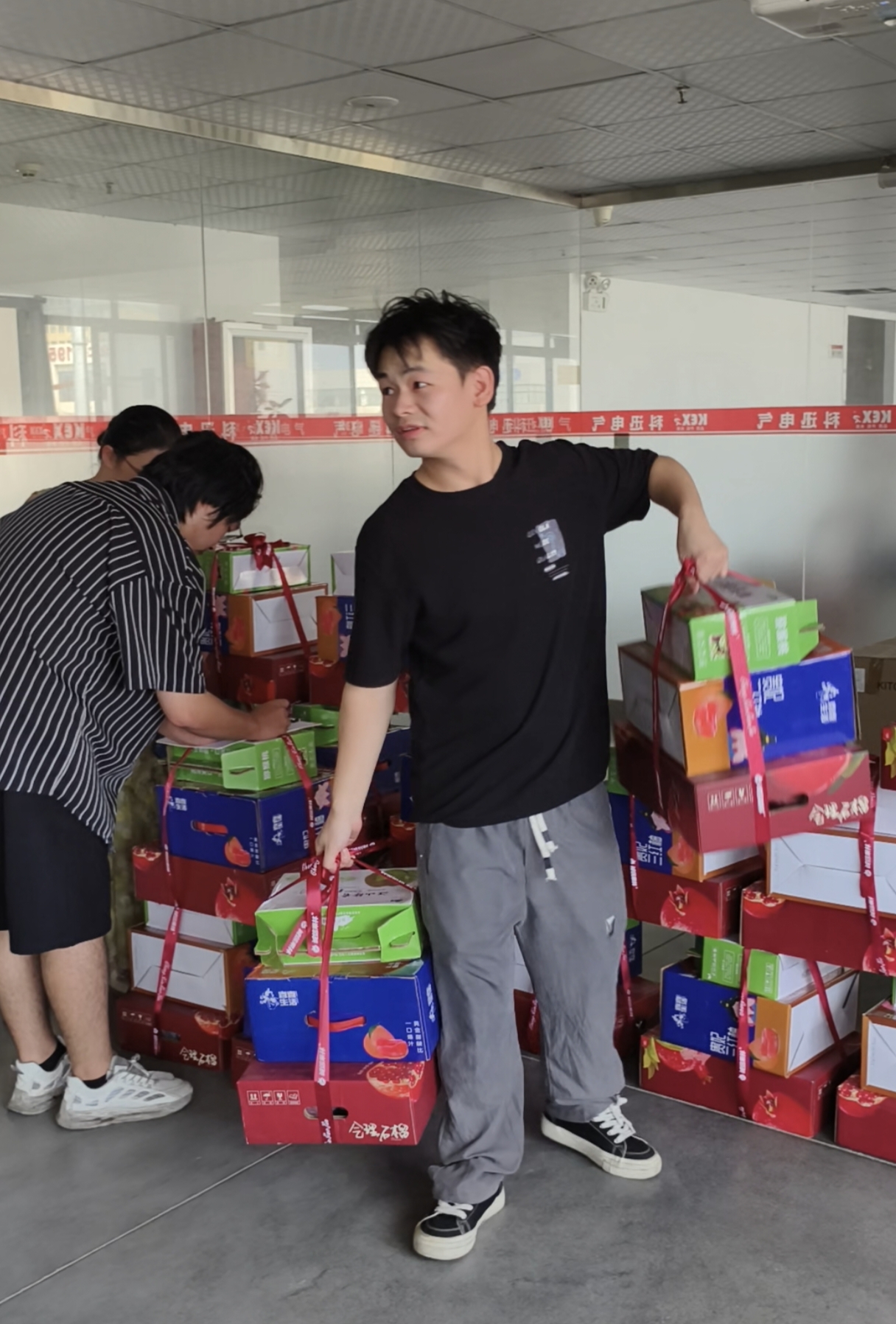 เนื่องในโอกาสเทศกาลไหว้พระจันทร์ Kexun Electric ได้จัดเตรียมกล่องของขวัญอันประณีตสำหรับพนักงานทุกคน